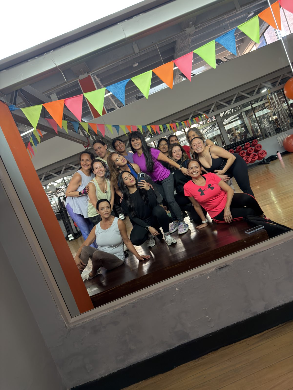 Grupo de alumnas celebrando en clase