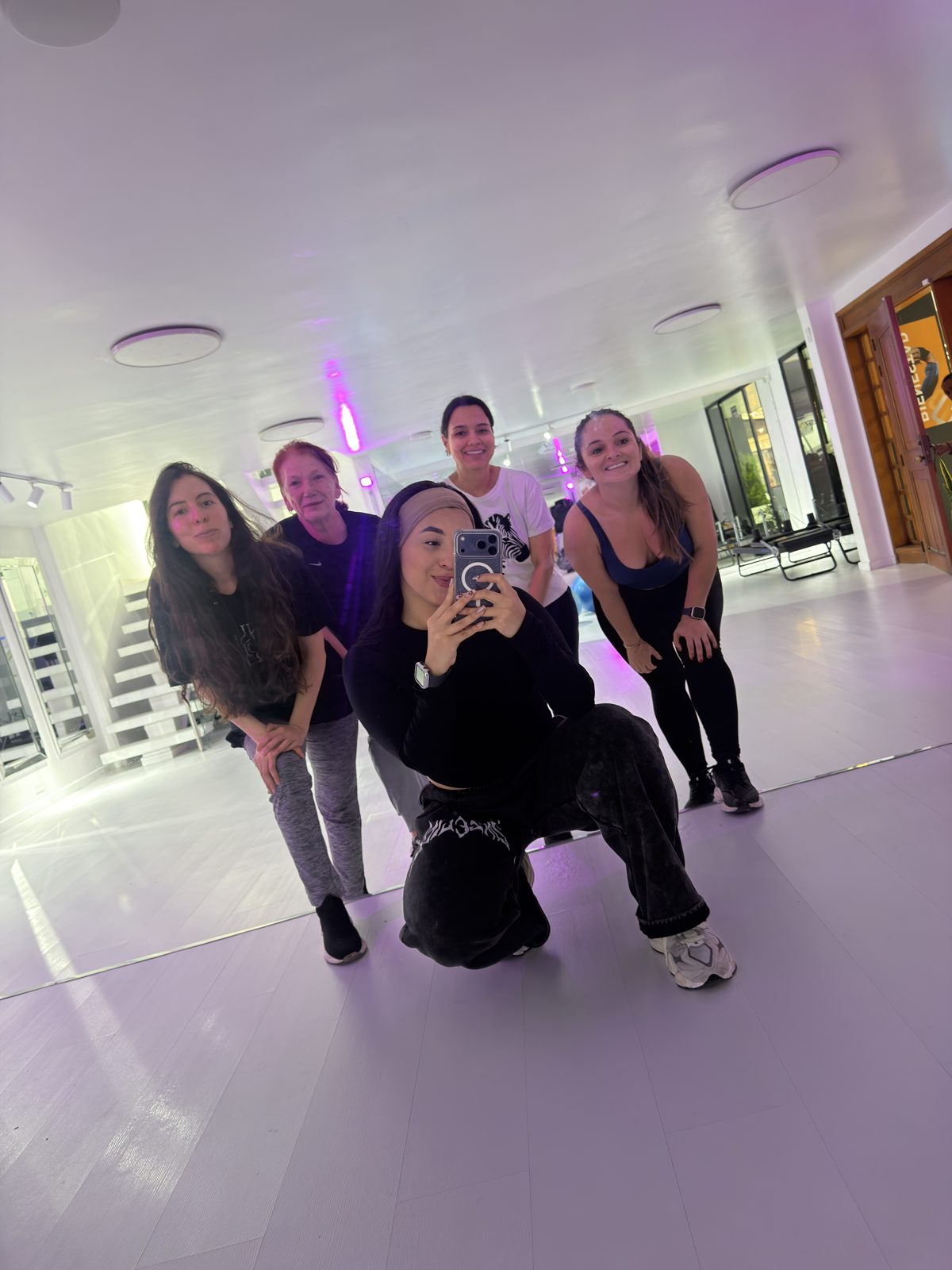 Melannyn con sus alumnas en el estudio de baile