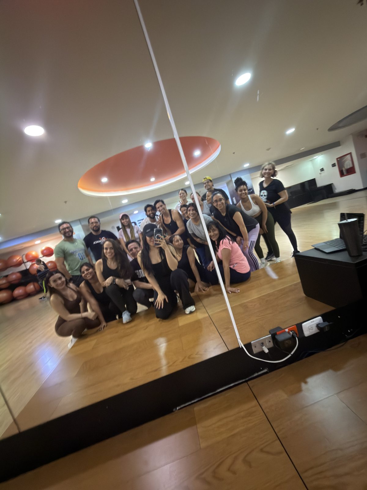 Clase grupal de baile con Melannyn