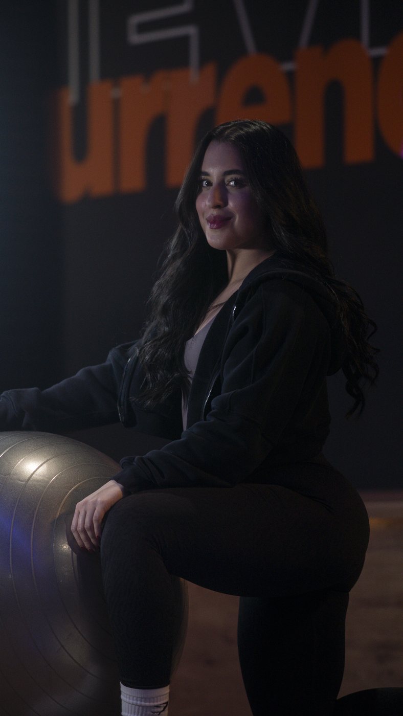 Melannyn sonriendo apoyada en el balón de pilates