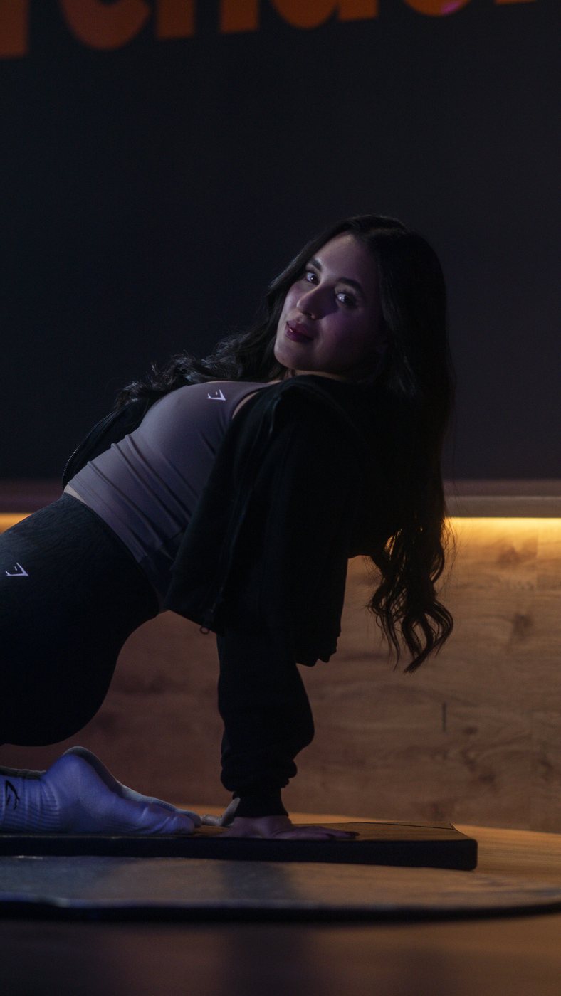Melannyn en movimiento sobre la colchoneta